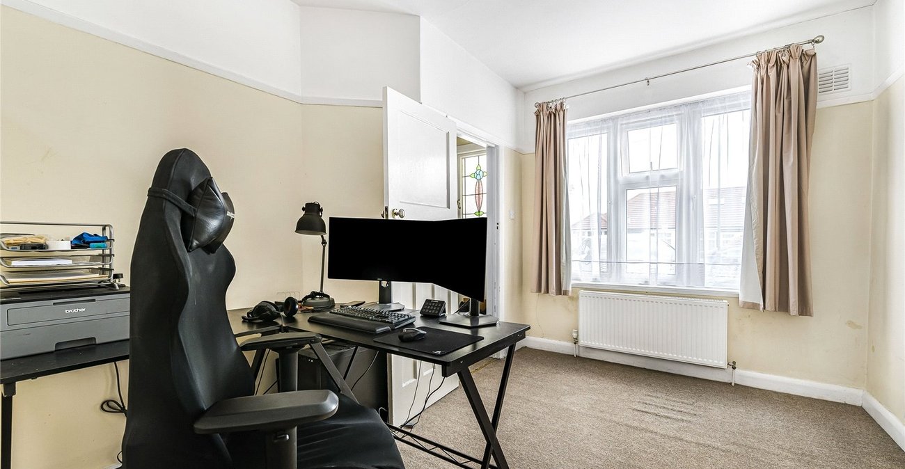 2 bedroom bungalow for sale in London | Robinson Jackson