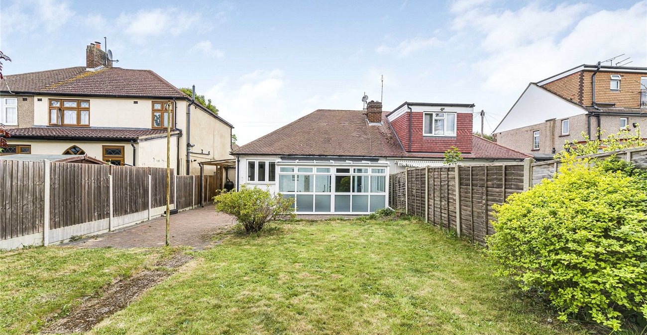 2 bedroom bungalow for sale in London | Robinson Jackson