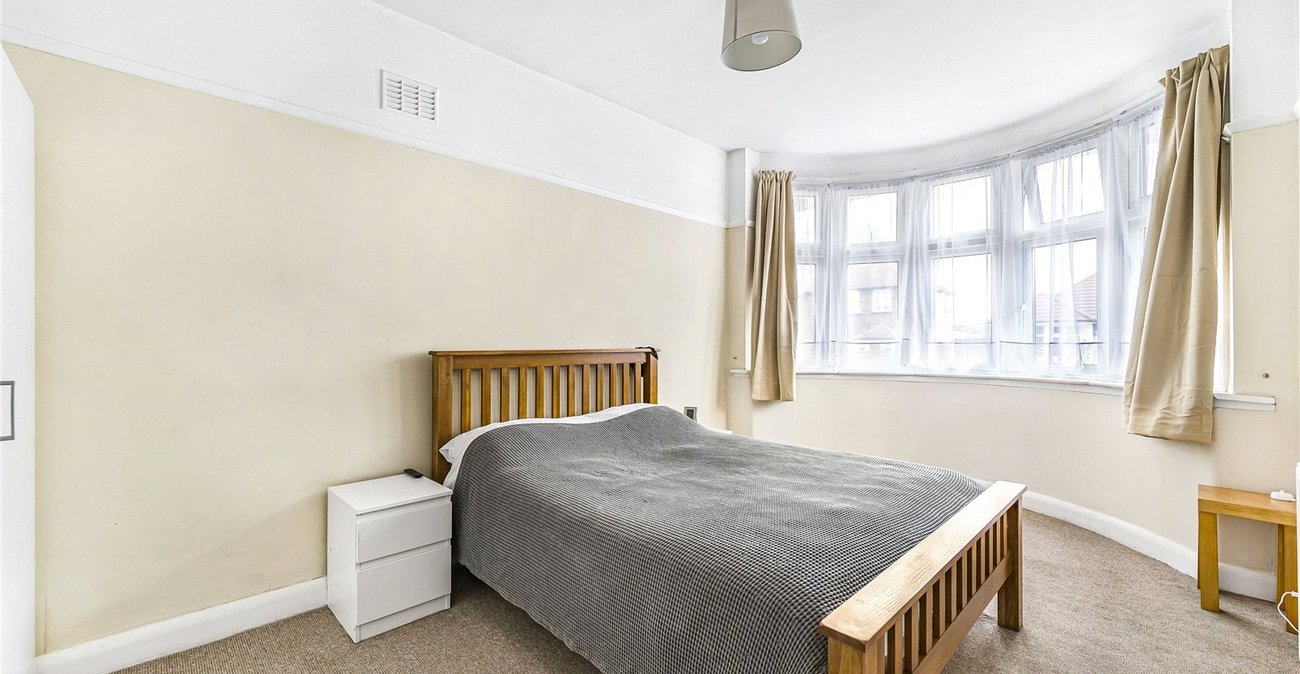 2 bedroom bungalow for sale in London | Robinson Jackson