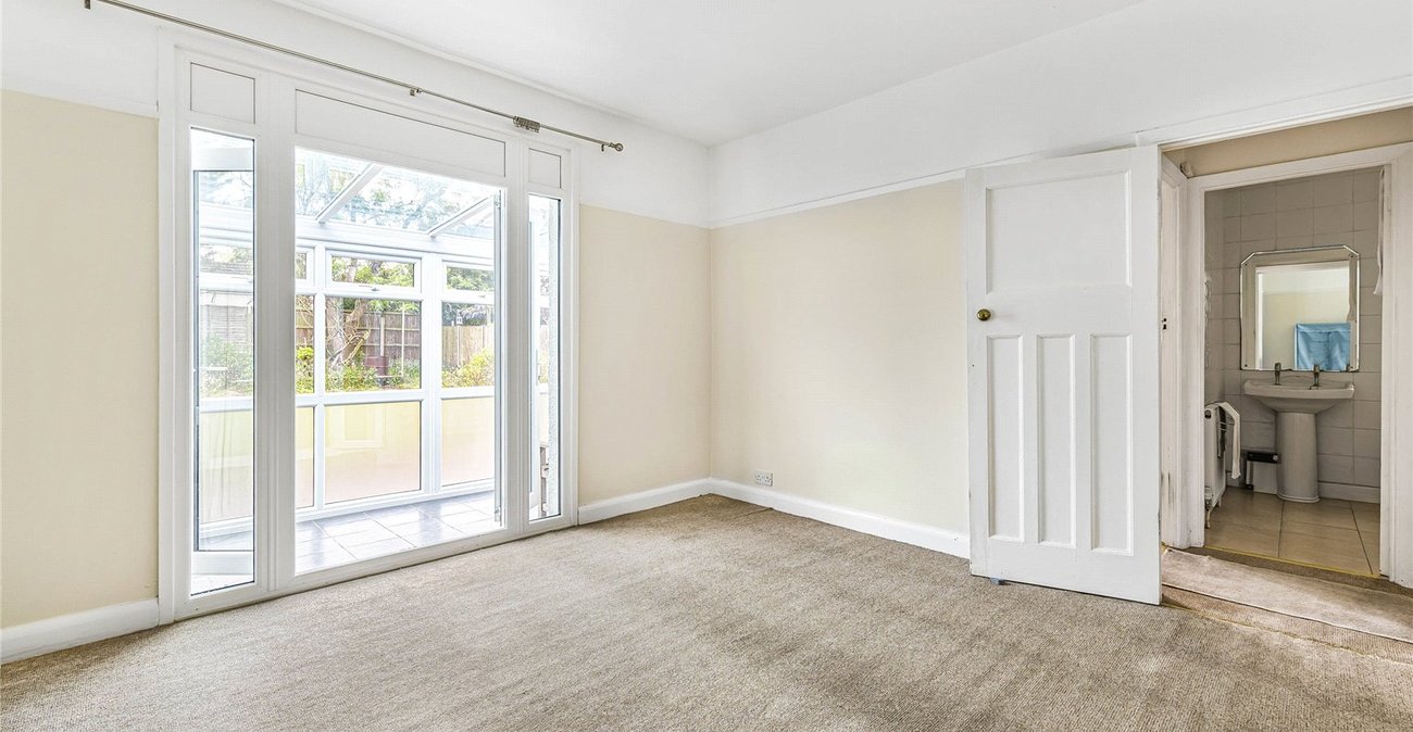 2 bedroom bungalow for sale in London | Robinson Jackson