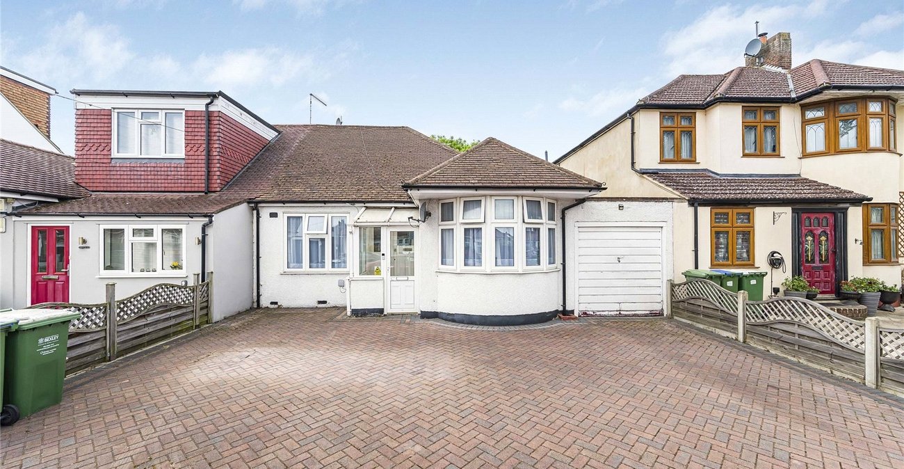 2 bedroom bungalow for sale in London | Robinson Jackson