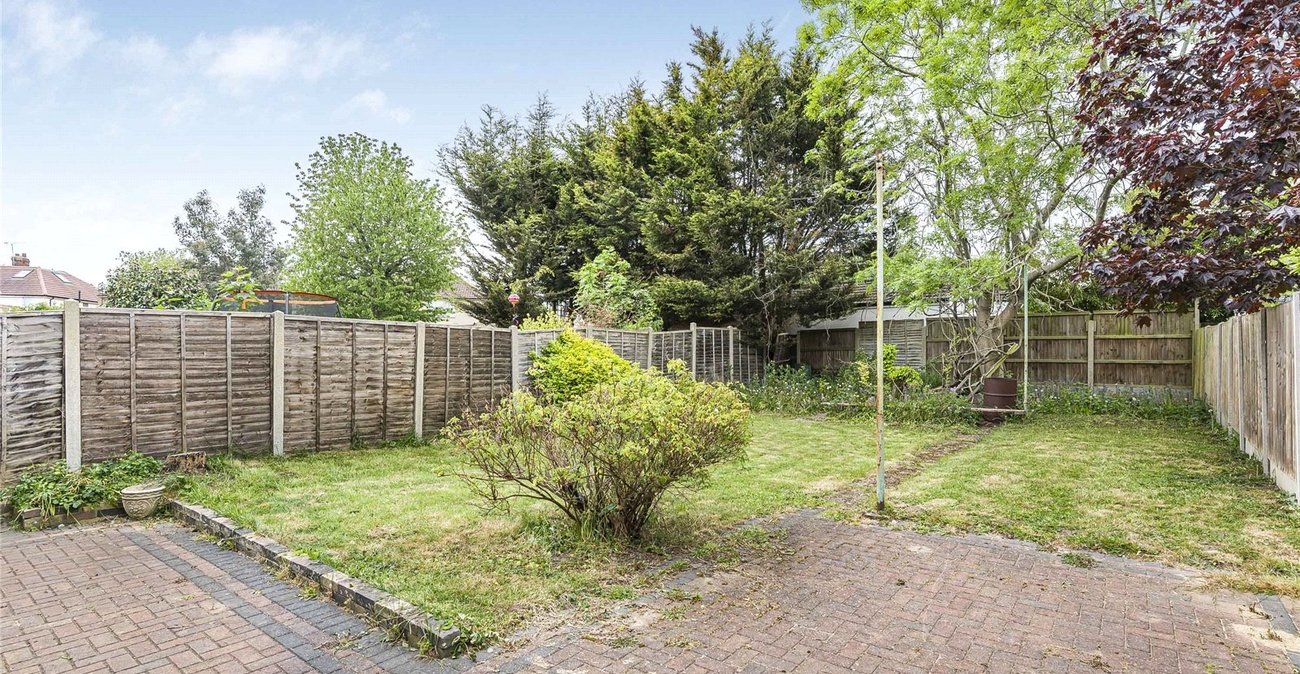 2 bedroom bungalow for sale in London | Robinson Jackson