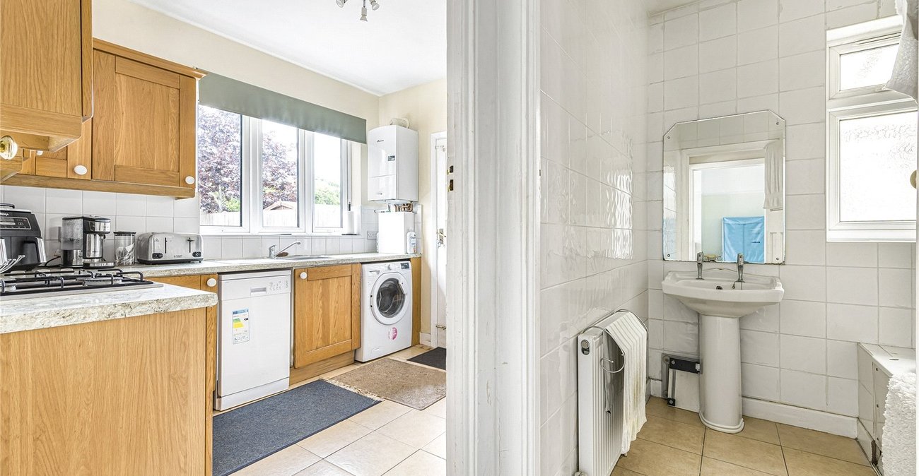 2 bedroom bungalow for sale in London | Robinson Jackson