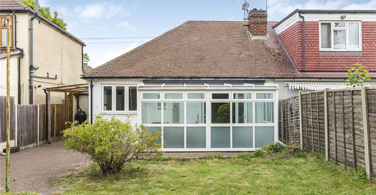 2 bedroom bungalow for sale in London | Robinson Jackson