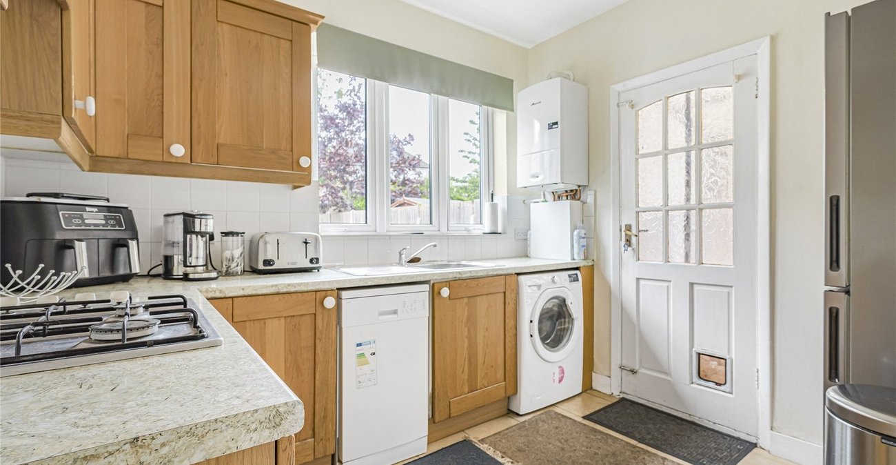 2 bedroom bungalow for sale in London | Robinson Jackson