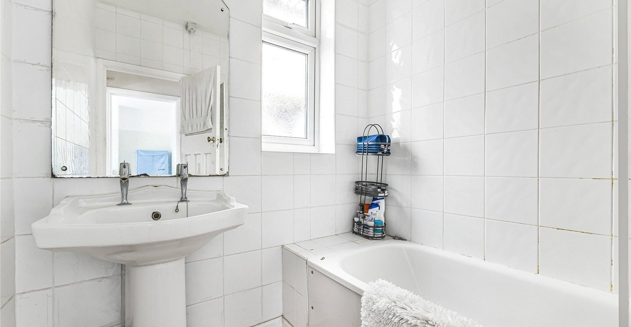 2 bedroom bungalow for sale in London | Robinson Jackson