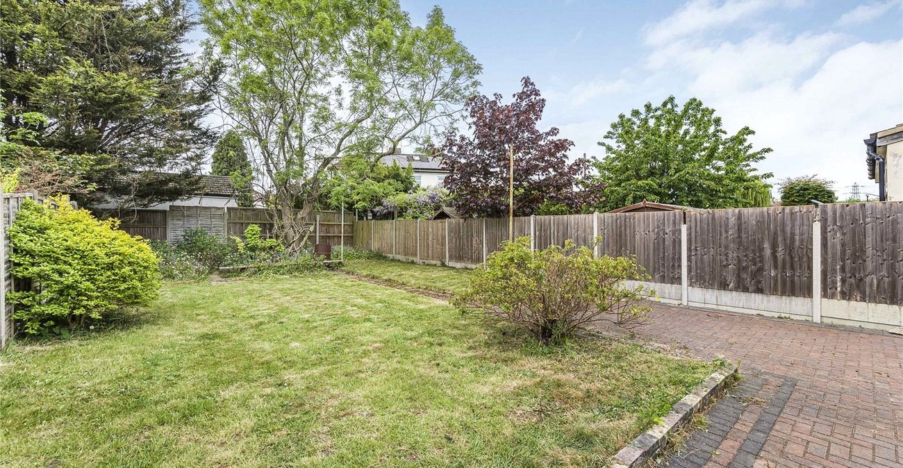 2 bedroom bungalow for sale in London | Robinson Jackson