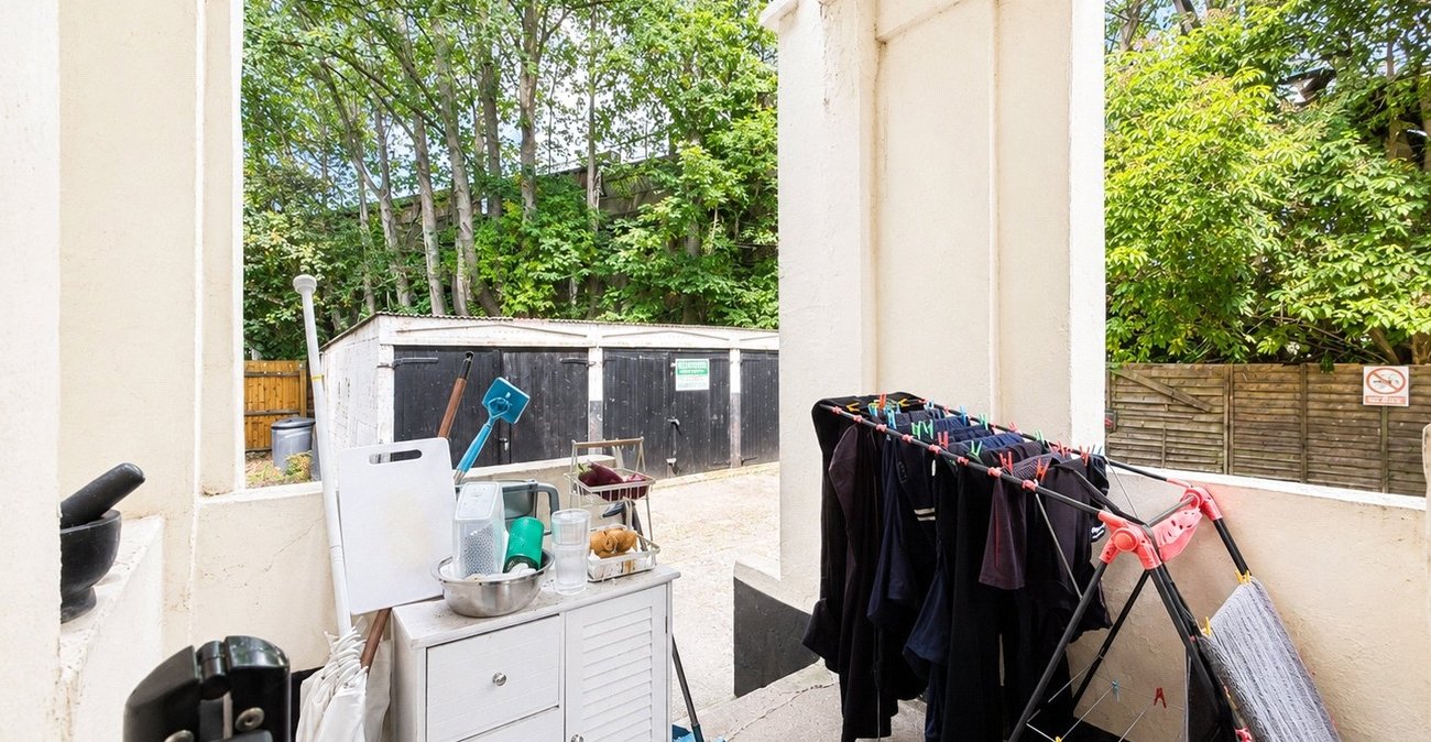 2 bedroom property for sale in London | Robinson Jackson