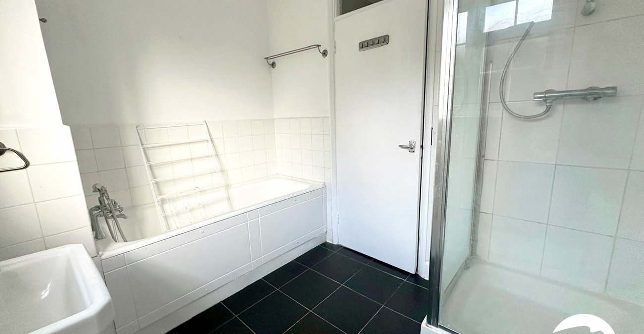 2 bedroom property for sale in London | Robinson Jackson