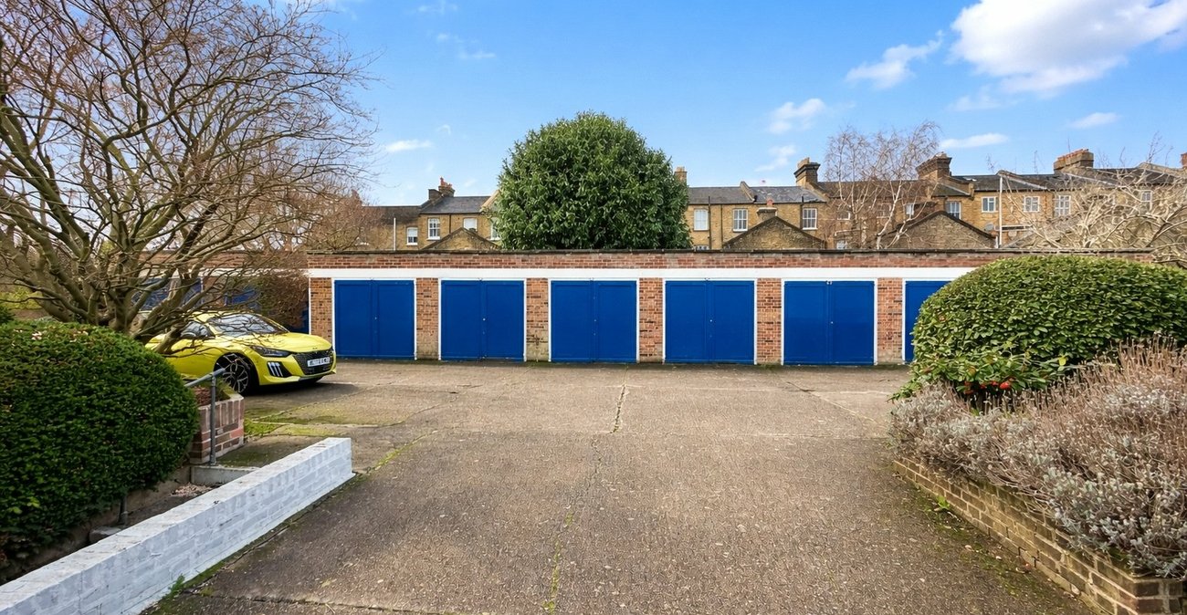 2 bedroom property for sale in London | Robinson Jackson