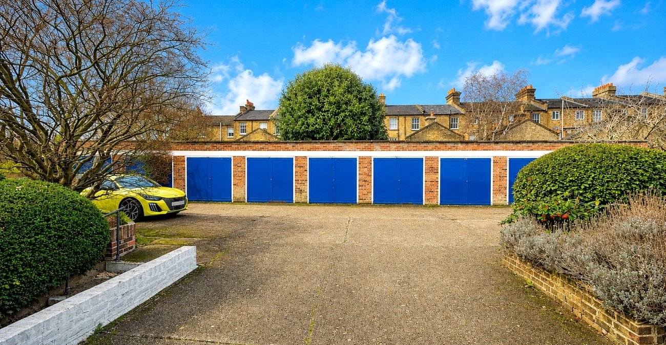 2 bedroom property for sale in London | Robinson Jackson