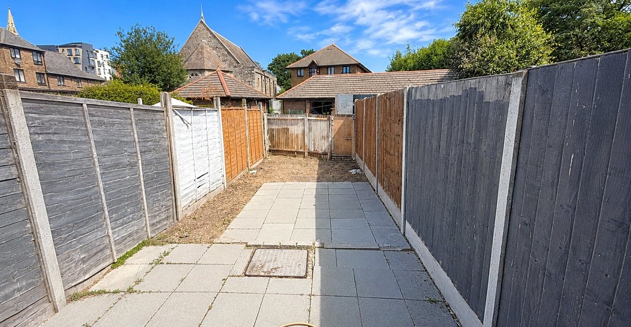 2 bedroom house for sale in London | Robinson Jackson