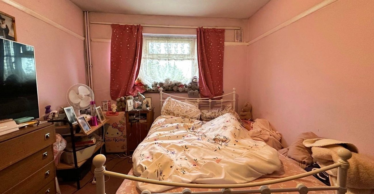 3 bedroom house for sale in London | Robinson Jackson