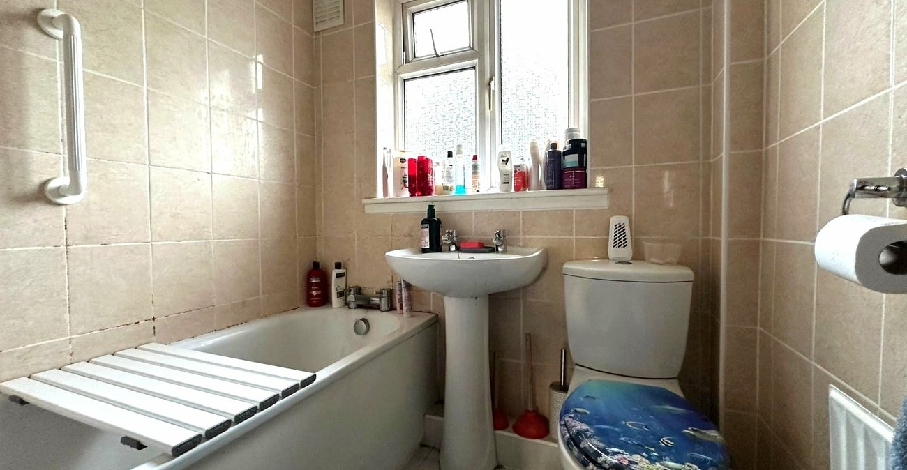 3 bedroom house for sale in London | Robinson Jackson