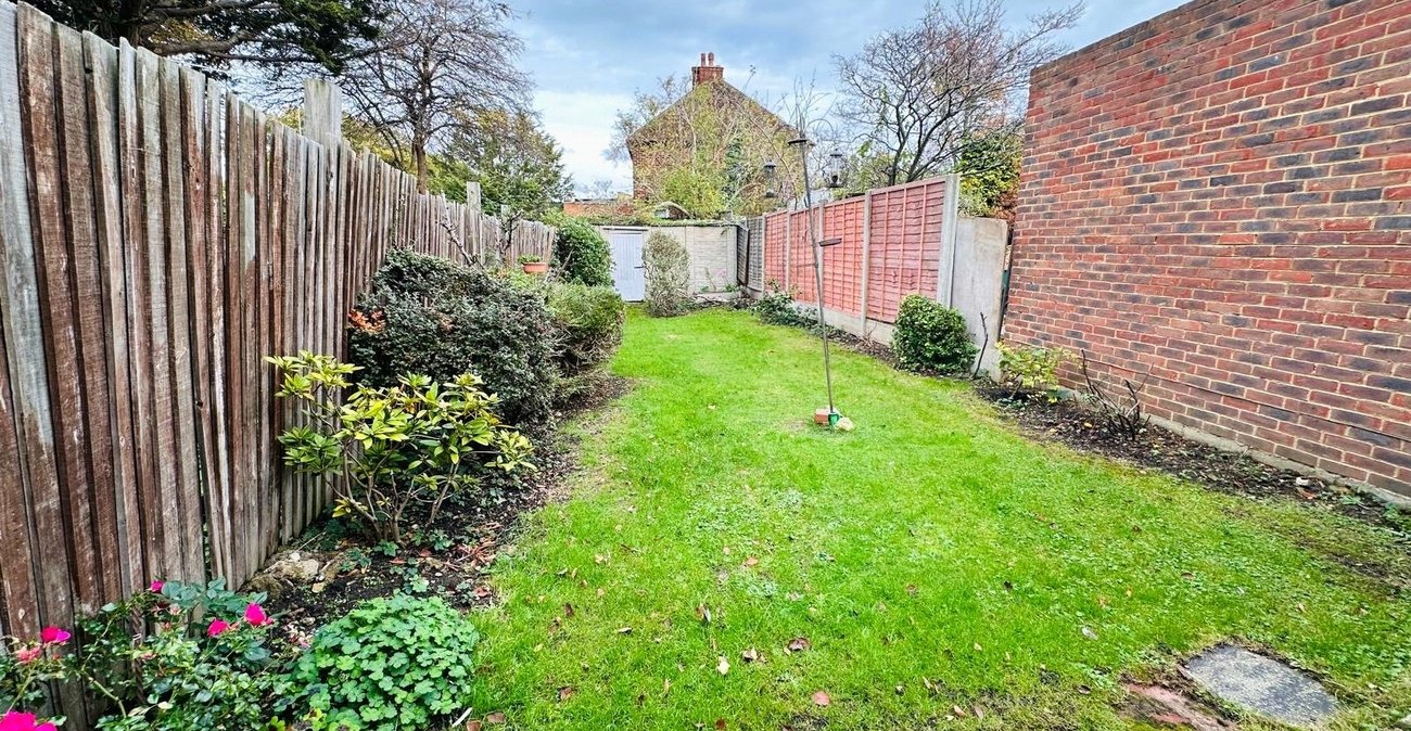 3 bedroom house for sale in London | Robinson Jackson