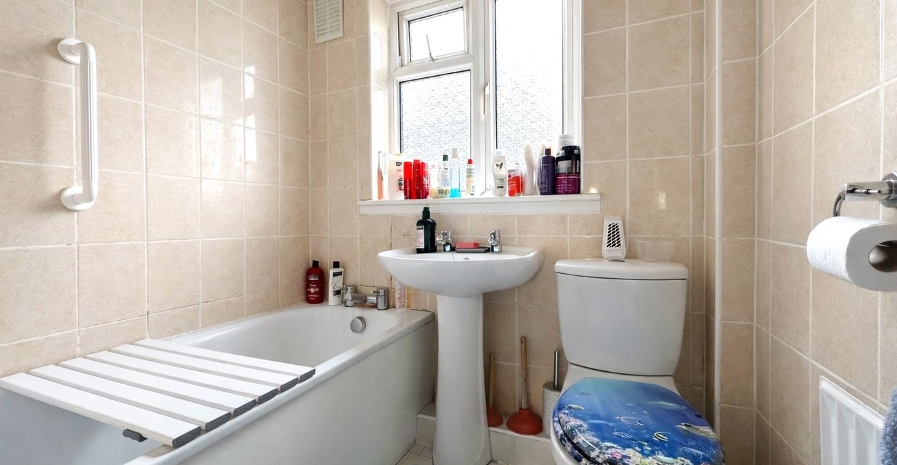 3 bedroom house for sale in London | Robinson Jackson