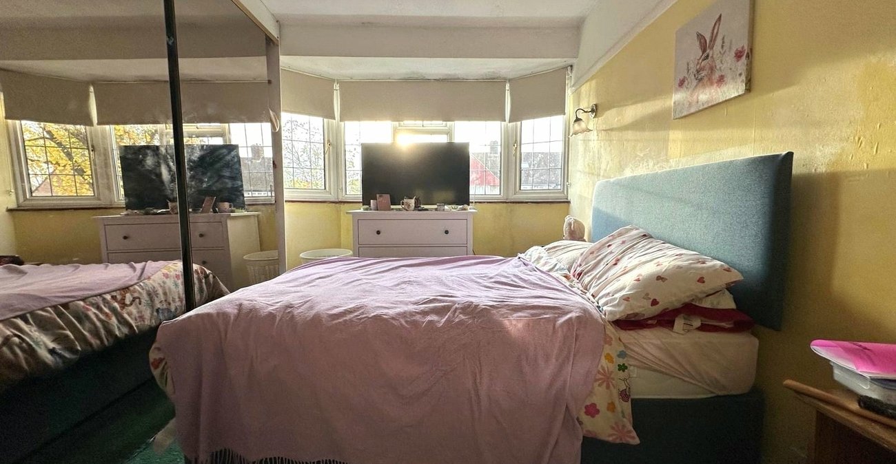 3 bedroom house for sale in London | Robinson Jackson