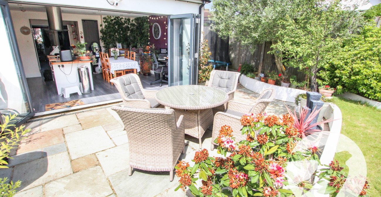 3 bedroom house for sale in London | Robinson Jackson