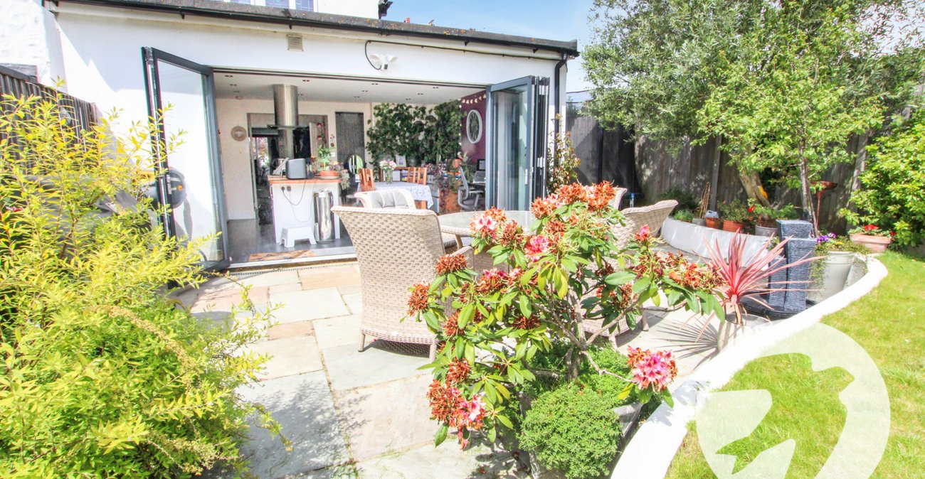 3 bedroom house for sale in London | Robinson Jackson