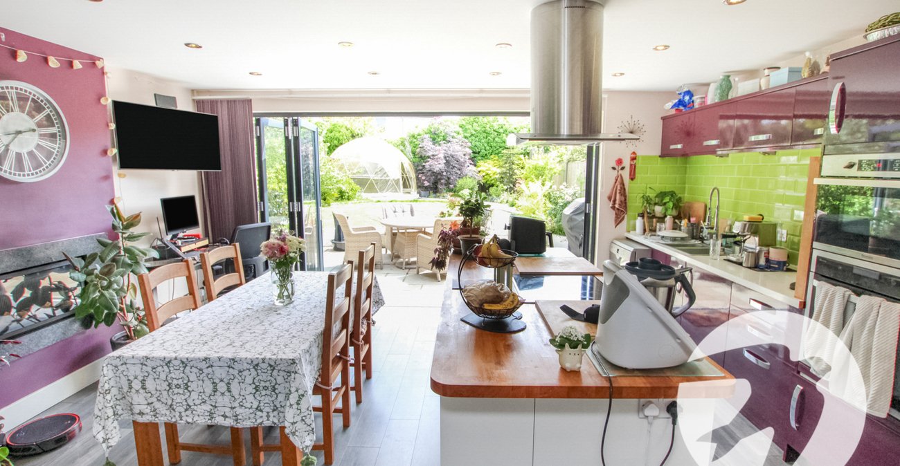 3 bedroom house for sale in London | Robinson Jackson