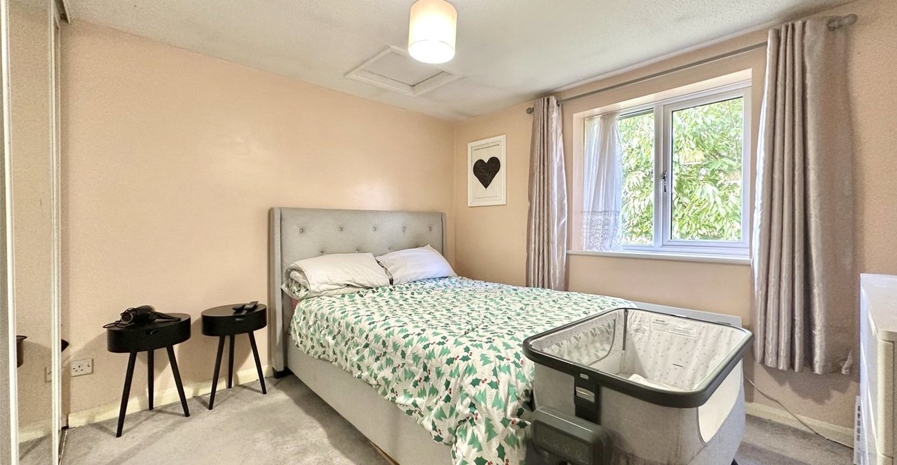 2 bedroom property for sale in Greenhithe | Robinson Jackson