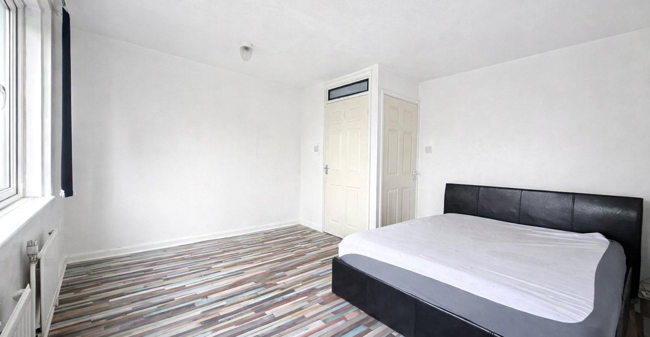 3 bedroom property for sale in London | Robinson Jackson