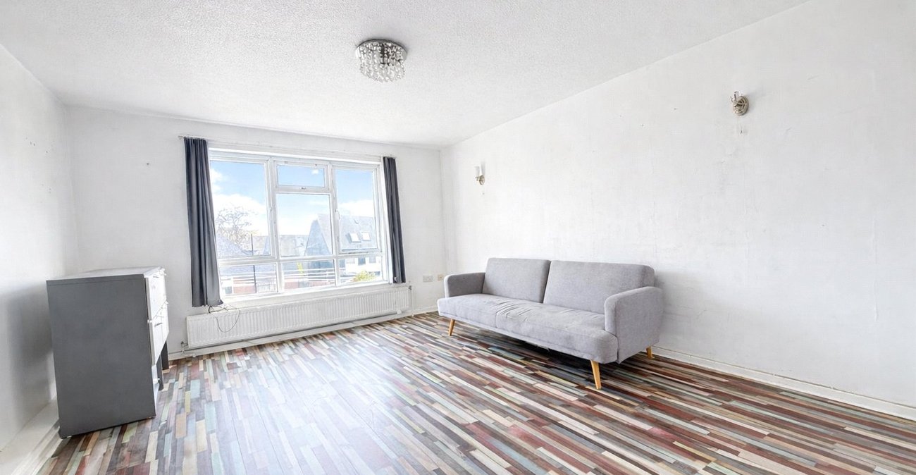 3 bedroom property for sale in London | Robinson Jackson