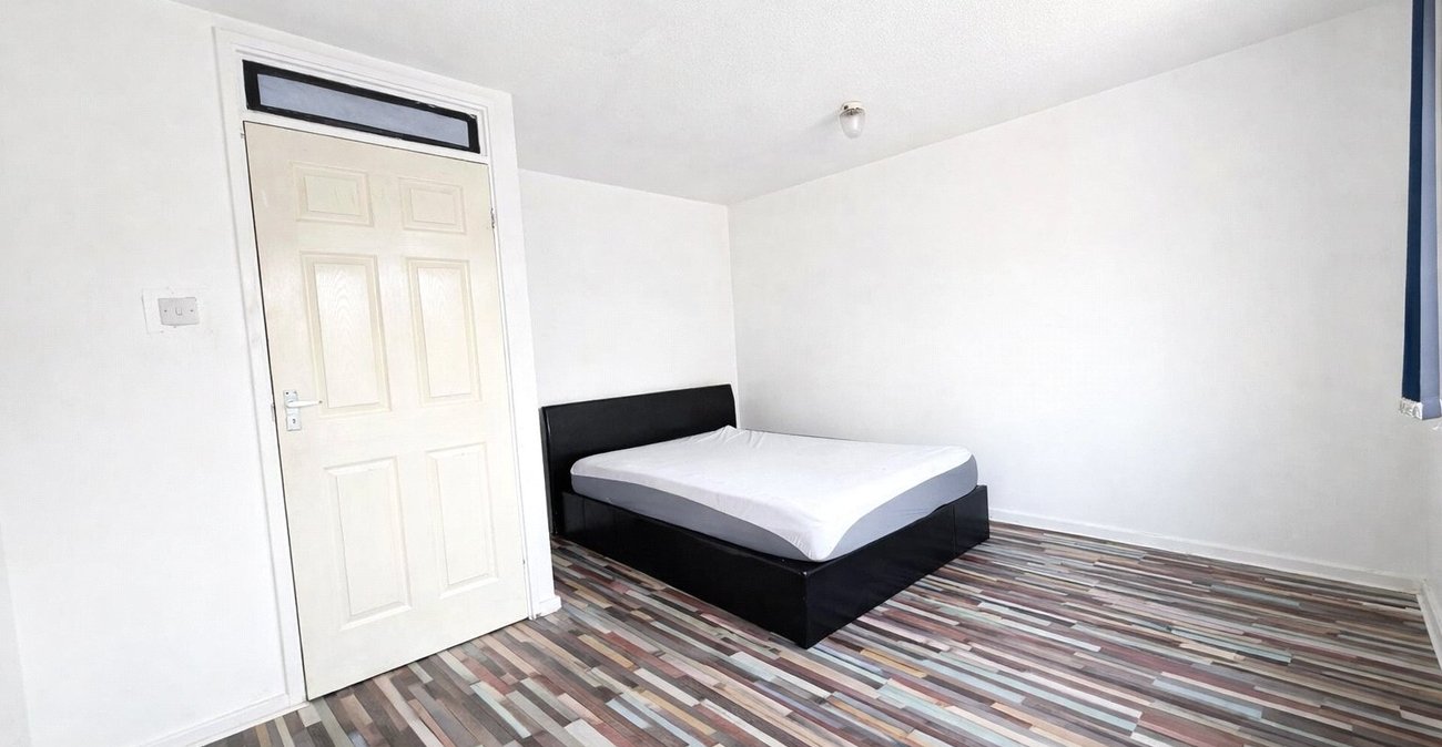 3 bedroom property for sale in London | Robinson Jackson