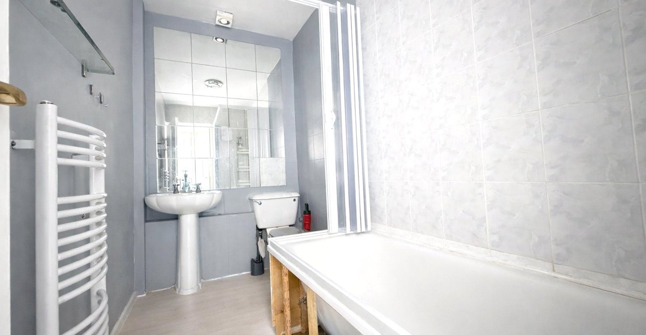 3 bedroom property for sale in London | Robinson Jackson