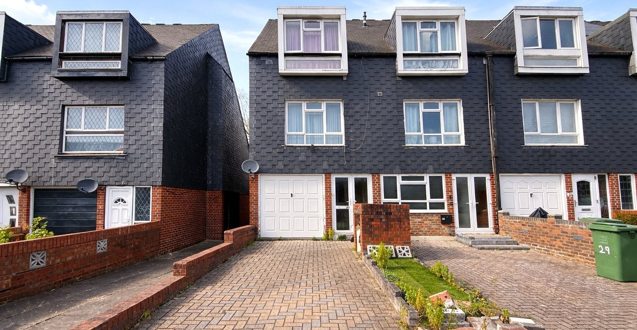 3 bedroom property for sale in London | Robinson Jackson