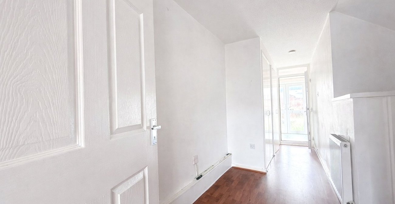 3 bedroom property for sale in London | Robinson Jackson