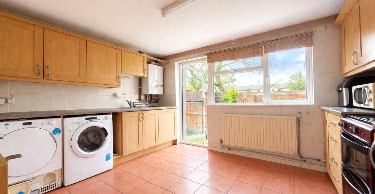 3 bedroom property for sale in London | Robinson Jackson