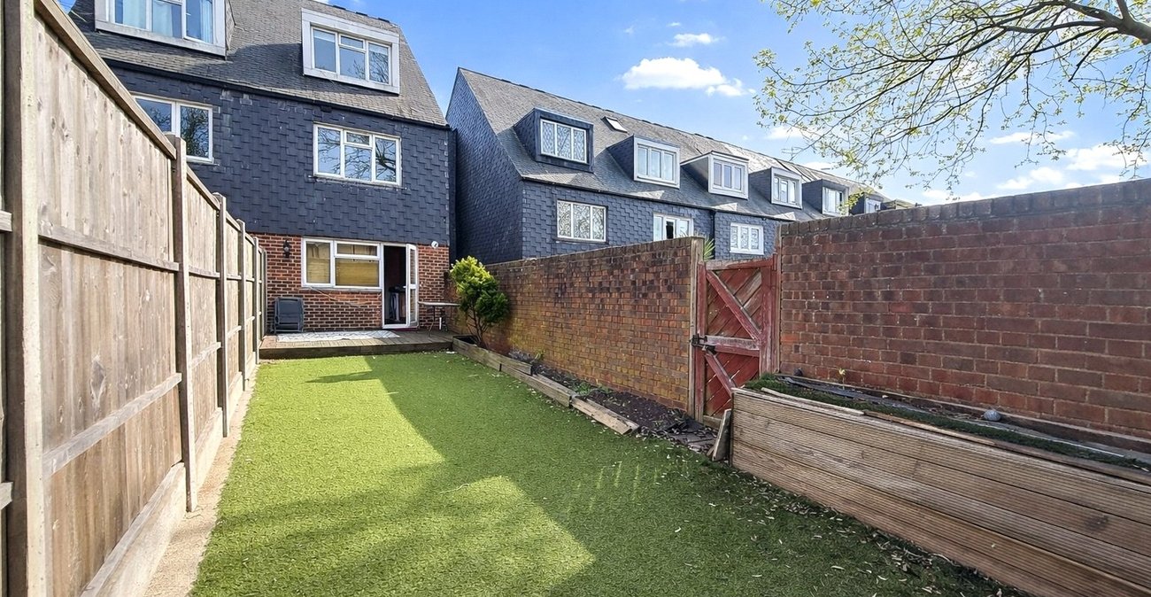 3 bedroom property for sale in London | Robinson Jackson