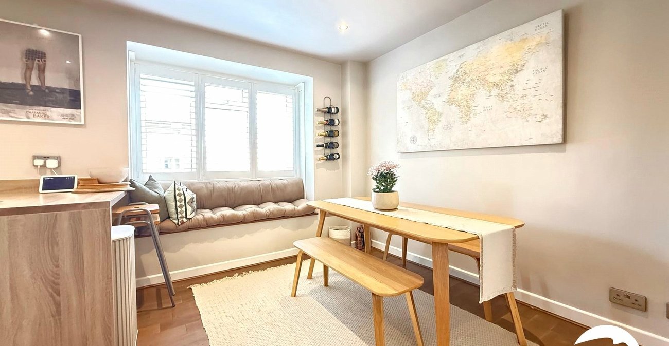 2 bedroom property for sale in London | Robinson Jackson