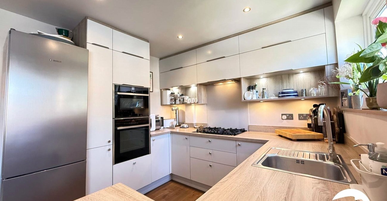 2 bedroom property for sale in London | Robinson Jackson