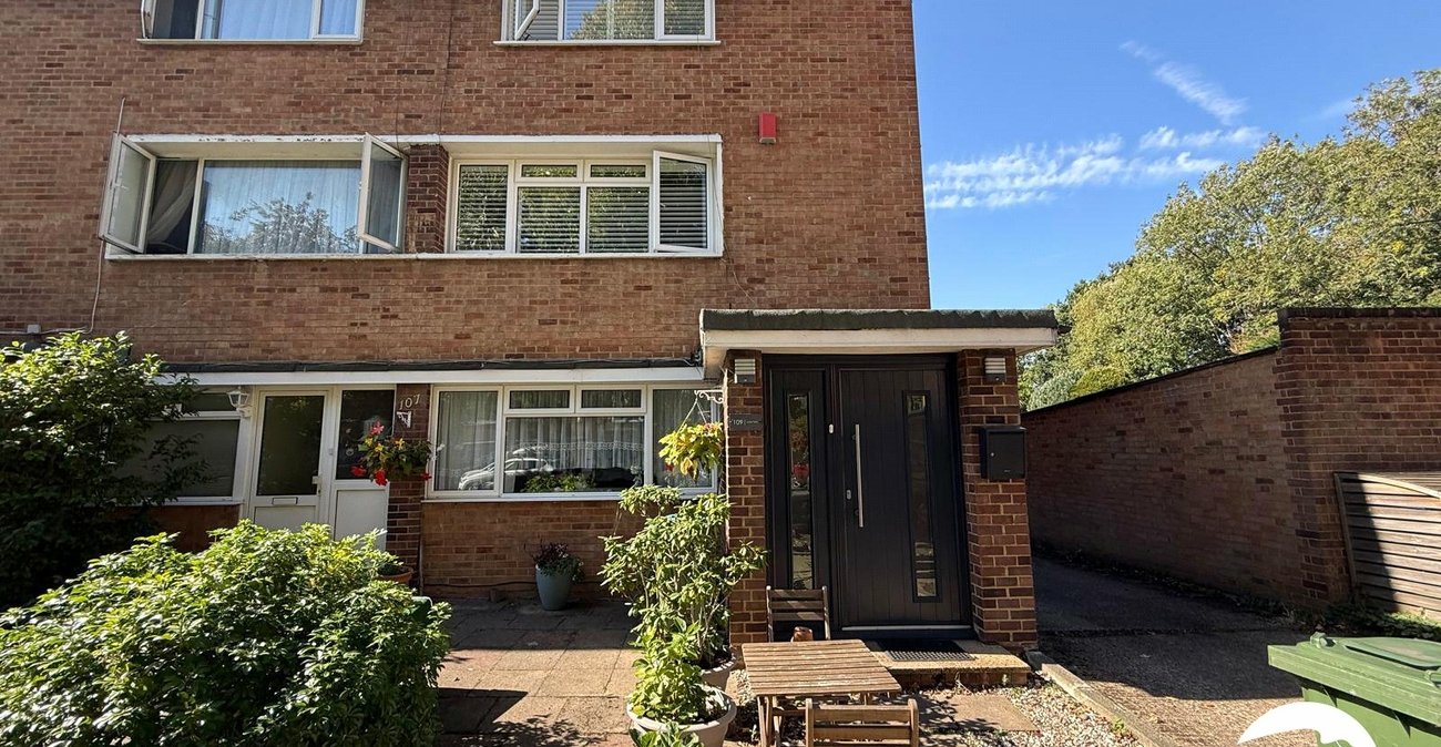 2 bedroom property for sale in London | Robinson Jackson