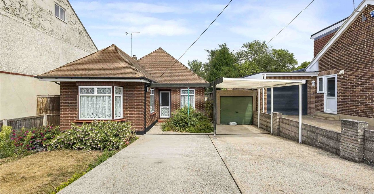 3 bedroom bungalow for sale in Rochester | Robinson Michael & Jackson