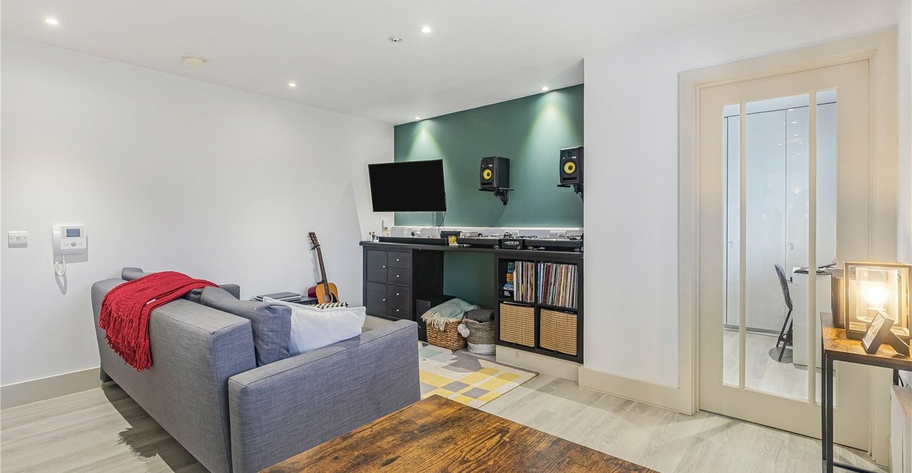 1 bedroom property for sale in 20 Lingfield Crescent | Robinson Jackson