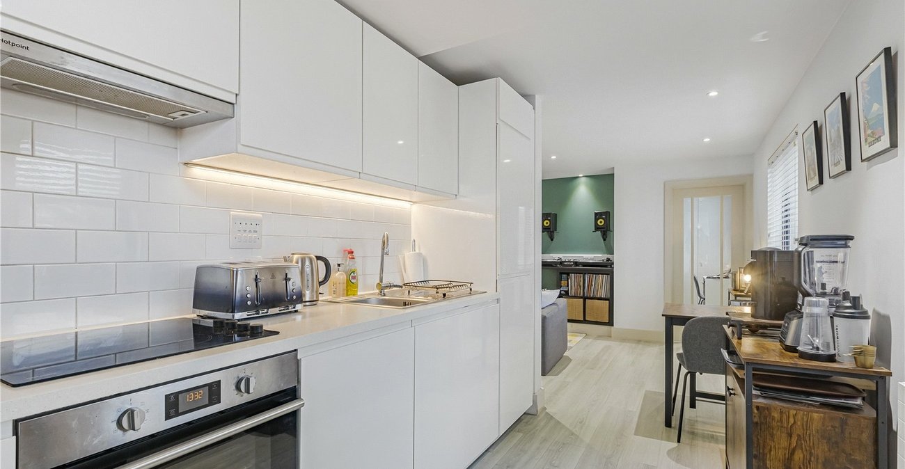 1 bedroom property for sale in 20 Lingfield Crescent | Robinson Jackson