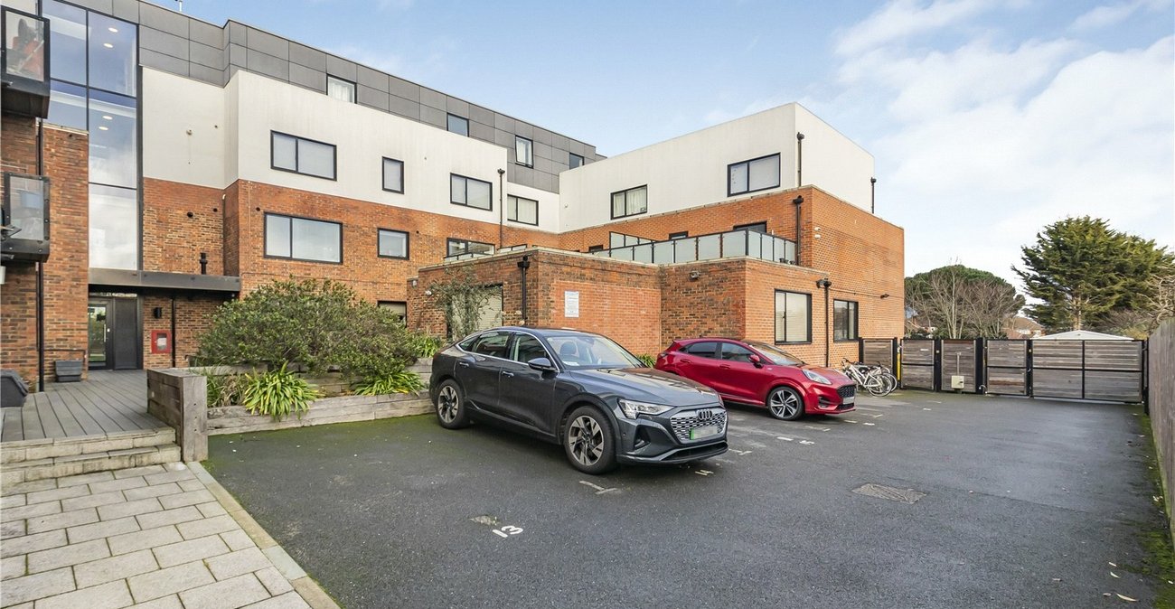 1 bedroom property for sale in 20 Lingfield Crescent | Robinson Jackson
