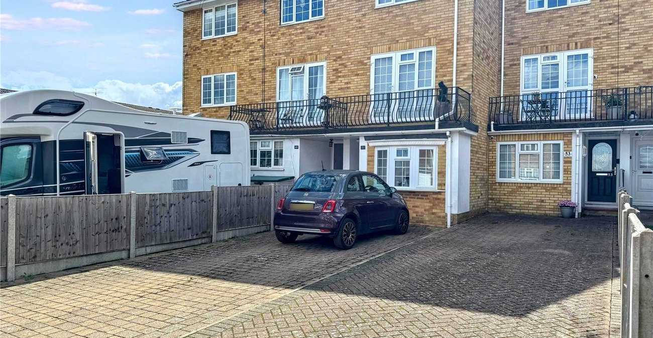 4 bedroom property for sale in Rainham | Robinson Michael & Jackson