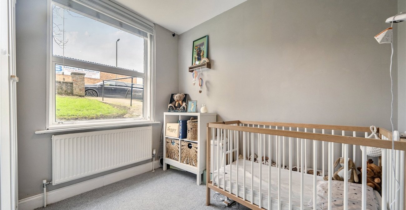 2 bedroom property for sale in Oakfield Road | Robinson Jackson