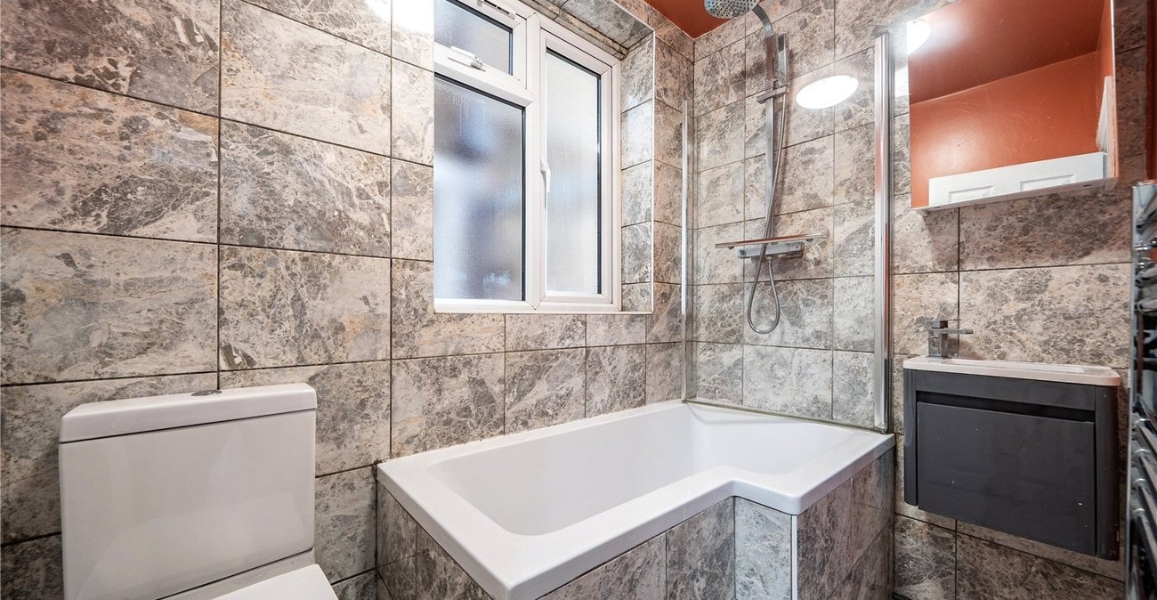 2 bedroom property for sale in Oakfield Road | Robinson Jackson