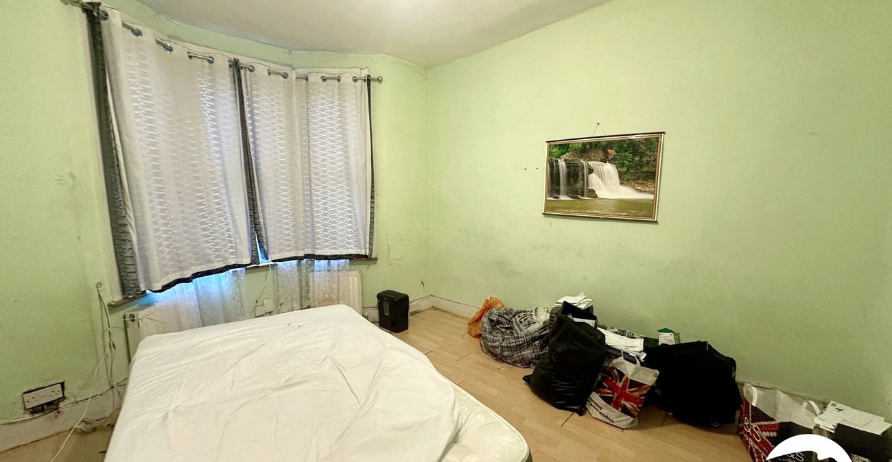 3 bedroom house for sale in London | Robinson Jackson