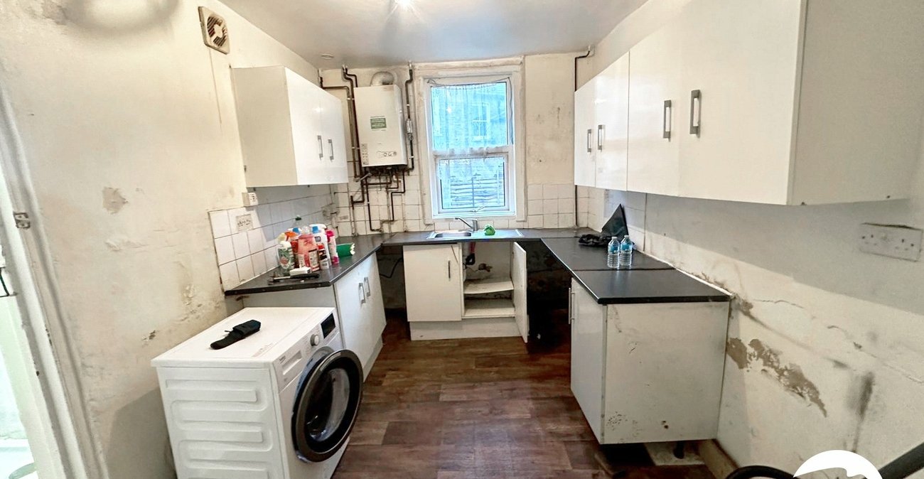 3 bedroom house for sale in London | Robinson Jackson