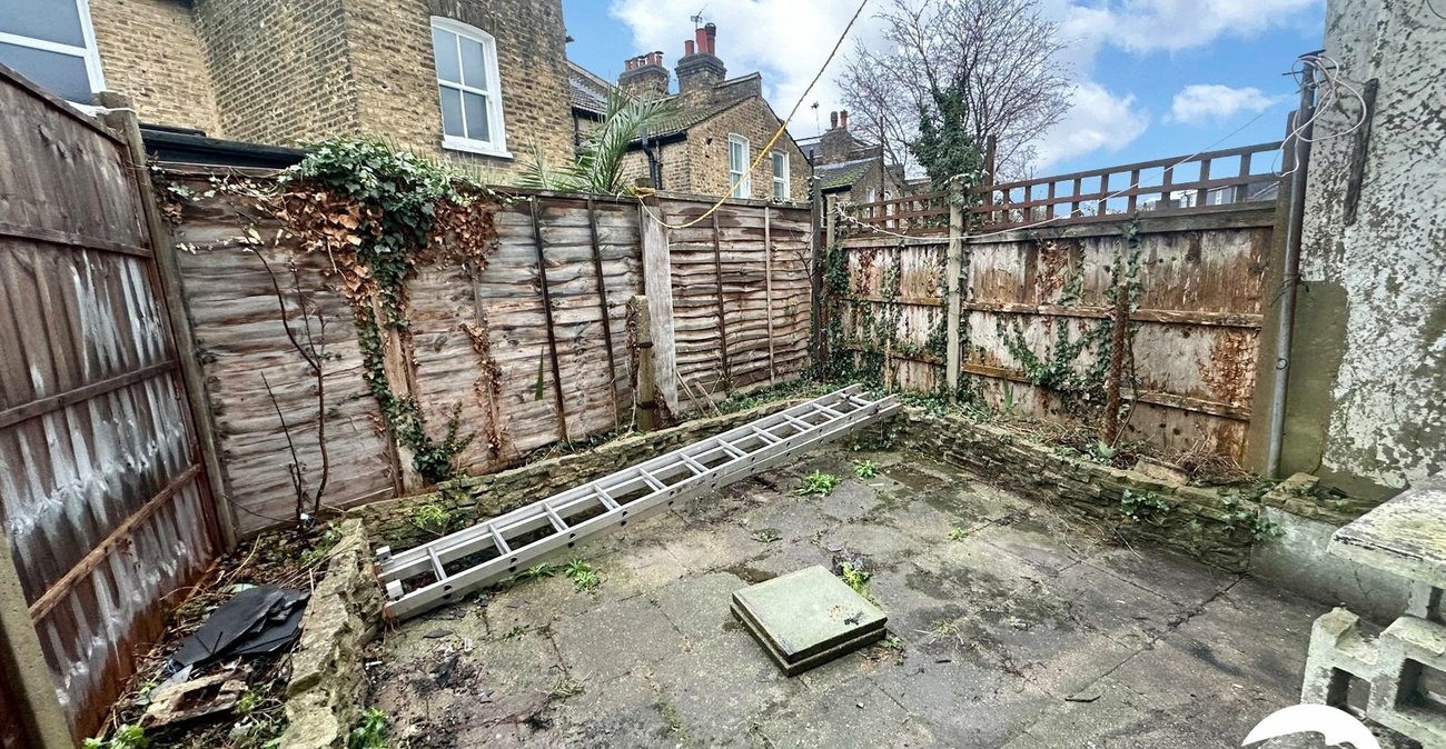 3 bedroom house for sale in London | Robinson Jackson