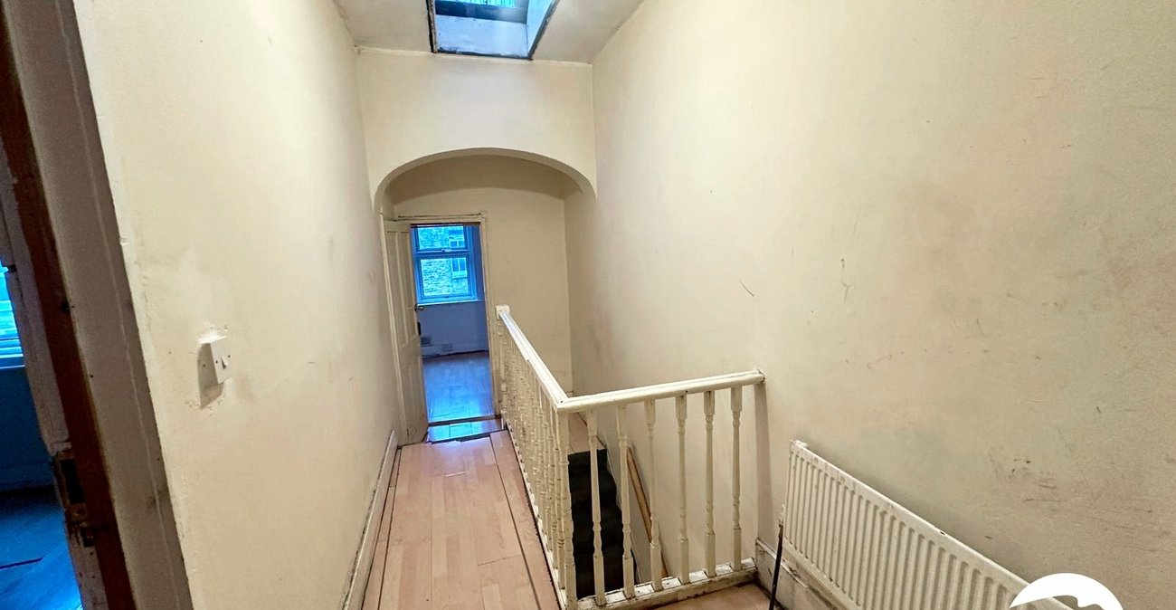 3 bedroom house for sale in London | Robinson Jackson