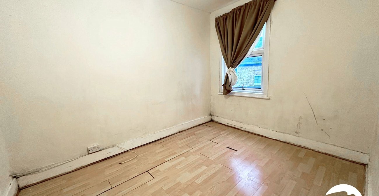 3 bedroom house for sale in London | Robinson Jackson