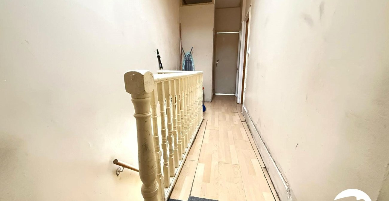 3 bedroom house for sale in London | Robinson Jackson