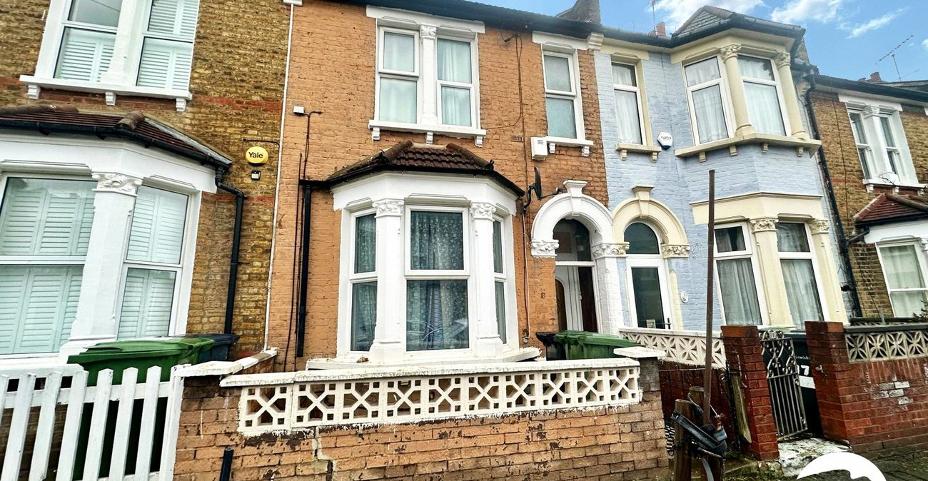 3 bedroom house for sale in London | Robinson Jackson